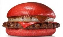 Una empresa de comida rápida lanza en Japón una hamburguesa de color rojo